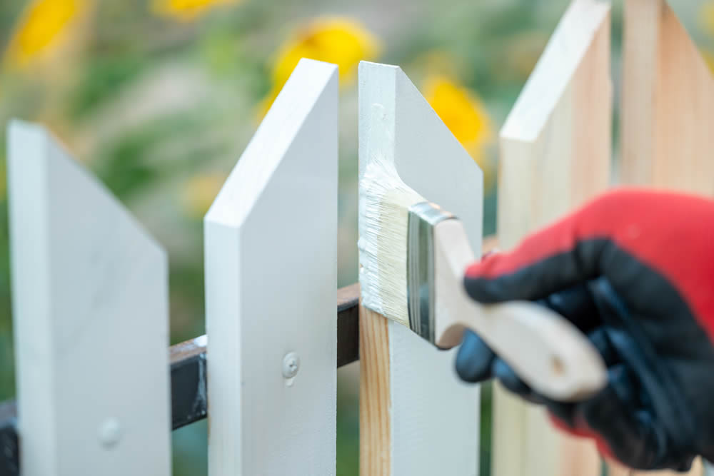 Expert Craftsmanship Fence Painting & Wood Staining Services from Fusion Fence Company serving Greater Cincinnati, OH, Northern Kentucky and Southeast Indiana