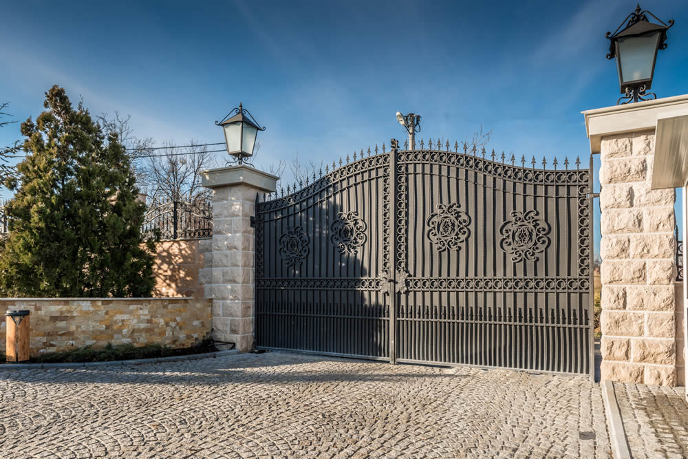 AdobeStock_238271547 Entry Gates and Operators from Fusion Fence Company serving greater Cincinnati, OH, Northern Kentucky and Southeast Indiana